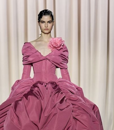 Giambattista Valli HC SS'25: Μια συλλογή επιπόλαιη, διασκεδαστική, με μια δόση αυθάδειας «je ne sais quoi»