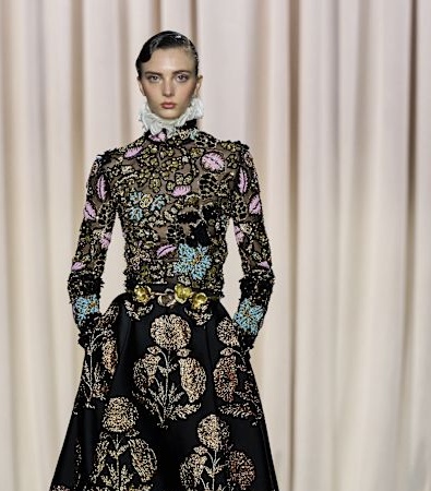 Giambattista Valli HC SS'25: Μια συλλογή επιπόλαιη, διασκεδαστική, με μια δόση αυθάδειας «je ne sais quoi»