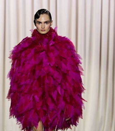 Giambattista Valli HC SS'25: Μια συλλογή επιπόλαιη, διασκεδαστική, με μια δόση αυθάδειας «je ne sais quoi»