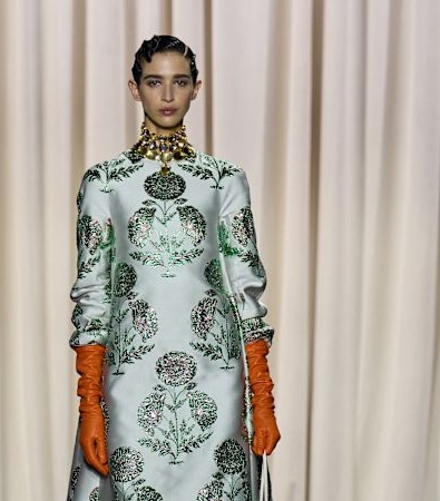 Giambattista Valli HC SS'25: Μια συλλογή επιπόλαιη, διασκεδαστική, με μια δόση αυθάδειας «je ne sais quoi»