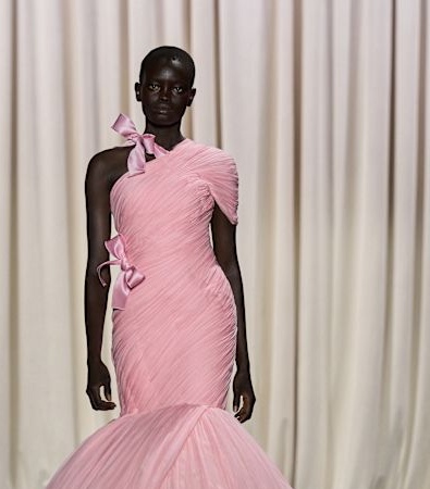 Giambattista Valli HC SS'25: Μια συλλογή επιπόλαιη, διασκεδαστική, με μια δόση αυθάδειας «je ne sais quoi»