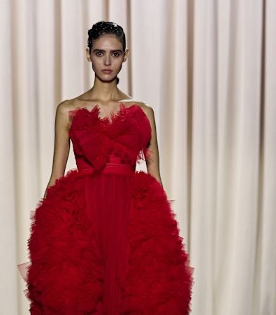 Giambattista Valli HC SS'25: Μια συλλογή επιπόλαιη, διασκεδαστική, με μια δόση αυθάδειας «je ne sais quoi»