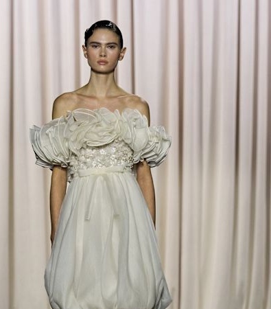 Giambattista Valli HC SS'25: Μια συλλογή επιπόλαιη, διασκεδαστική, με μια δόση αυθάδειας «je ne sais quoi»