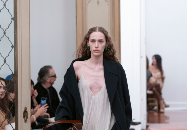 Alberta Ferretti FW '25: Ο Lorenzo Serafini επαναπροσδιορίζει την κληρονομιά με όρους δυναμικής κομψότητας