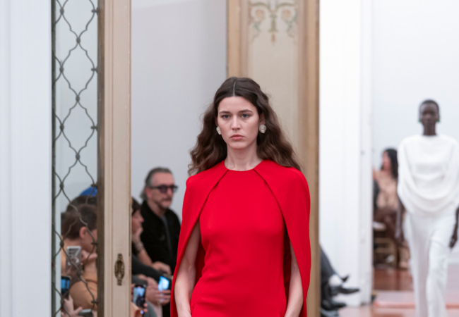 Alberta Ferretti FW '25: Ο Lorenzo Serafini επαναπροσδιορίζει την κληρονομιά με όρους δυναμικής κομψότητας