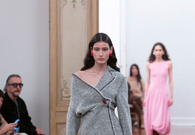 Alberta Ferretti FW '25: Ο Lorenzo Serafini επαναπροσδιορίζει την κληρονομιά με όρους δυναμικής κομψότητας