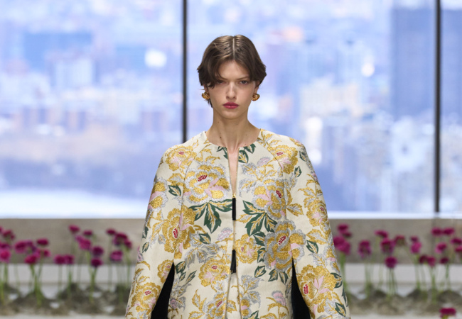 Carolina Herrera FW '25: Αναγέννηση της πολυτέλειας και μια σύγχρονη ραπτική με floral ρομαντισμό