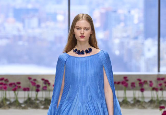 Carolina Herrera FW '25: Αναγέννηση της πολυτέλειας και μια σύγχρονη ραπτική με floral ρομαντισμό