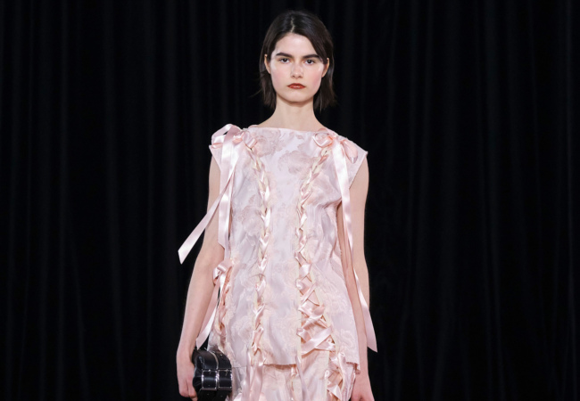 Simone Rocha FW '25: Η αρχιτεκτονική της σιωπηλής πολυτέλειας