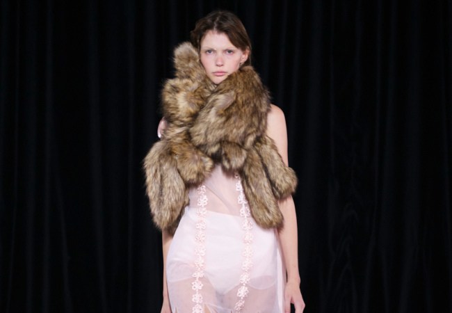 Simone Rocha FW '25: Η αρχιτεκτονική της σιωπηλής πολυτέλειας