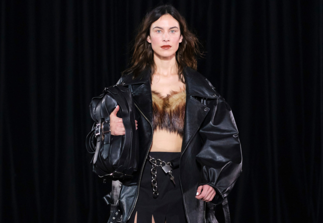 Simone Rocha FW '25: Η αρχιτεκτονική της σιωπηλής πολυτέλειας