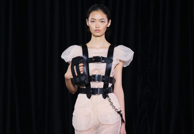 Simone Rocha FW '25: Η αρχιτεκτονική της σιωπηλής πολυτέλειας