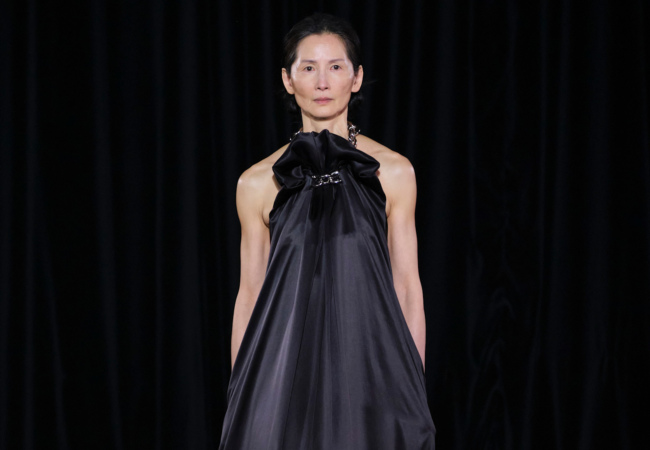 Simone Rocha FW '25: Η αρχιτεκτονική της σιωπηλής πολυτέλειας