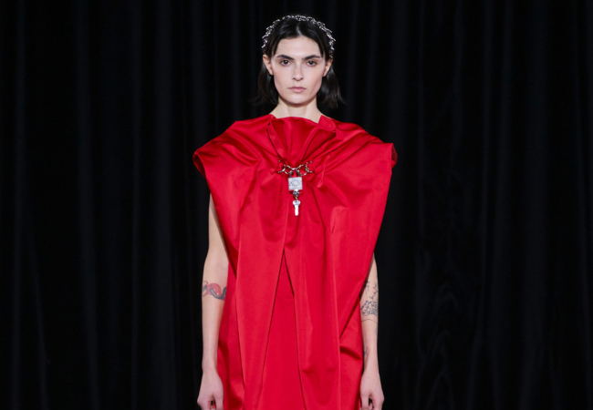 Simone Rocha FW '25: Η αρχιτεκτονική της σιωπηλής πολυτέλειας