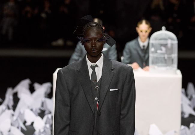 Thom Browne FW'25: Όγκοι που αποκτούν απροσδόκητες μορφές καθώς εμπνέονται από το πέταγμα των πουλιών