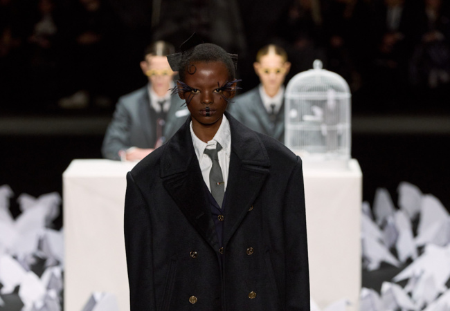 Thom Browne FW'25: Όγκοι που αποκτούν απροσδόκητες μορφές καθώς εμπνέονται από το πέταγμα των πουλιών