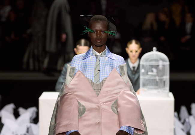 Thom Browne FW'25: Όγκοι που αποκτούν απροσδόκητες μορφές καθώς εμπνέονται από το πέταγμα των πουλιών