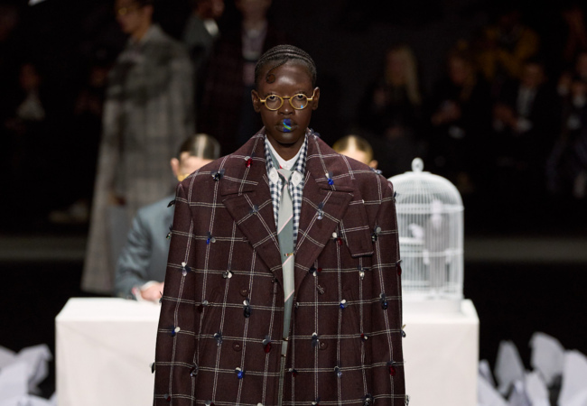 Thom Browne FW'25: Όγκοι που αποκτούν απροσδόκητες μορφές καθώς εμπνέονται από το πέταγμα των πουλιών