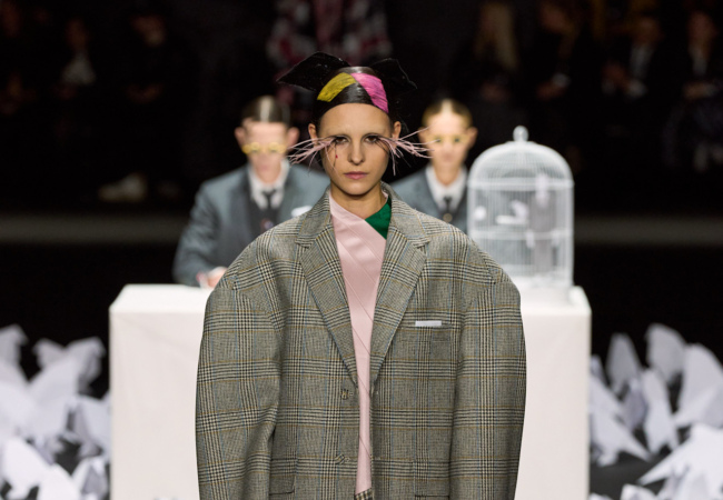 Thom Browne FW'25: Όγκοι που αποκτούν απροσδόκητες μορφές καθώς εμπνέονται από το πέταγμα των πουλιών