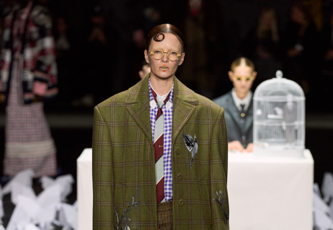 Thom Browne FW'25: Όγκοι που αποκτούν απροσδόκητες μορφές καθώς εμπνέονται από το πέταγμα των πουλιών