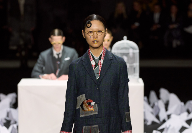 Thom Browne FW'25: Όγκοι που αποκτούν απροσδόκητες μορφές καθώς εμπνέονται από το πέταγμα των πουλιών