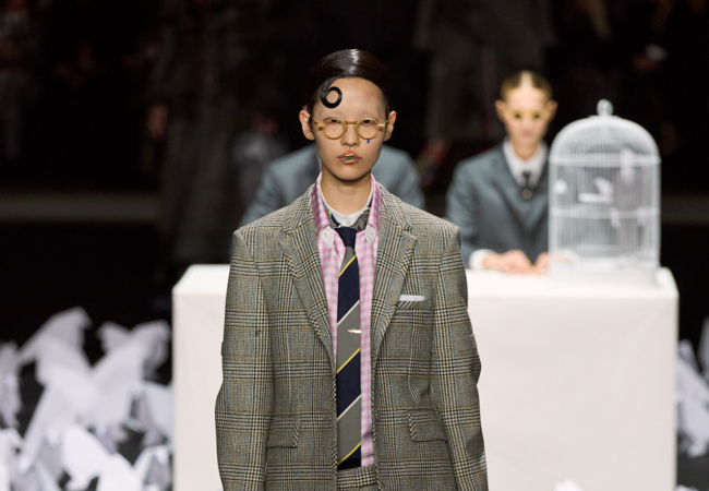 Thom Browne FW'25: Όγκοι που αποκτούν απροσδόκητες μορφές καθώς εμπνέονται από το πέταγμα των πουλιών