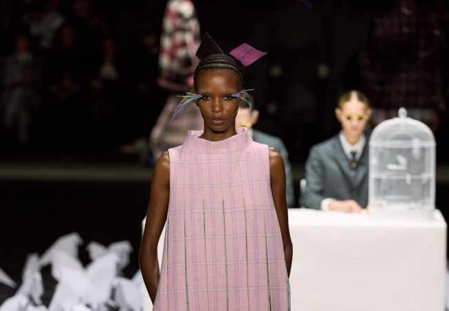 Thom Browne FW'25: Όγκοι που αποκτούν απροσδόκητες μορφές καθώς εμπνέονται από το πέταγμα των πουλιών