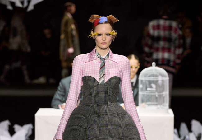 Thom Browne FW'25: Όγκοι που αποκτούν απροσδόκητες μορφές καθώς εμπνέονται από το πέταγμα των πουλιών