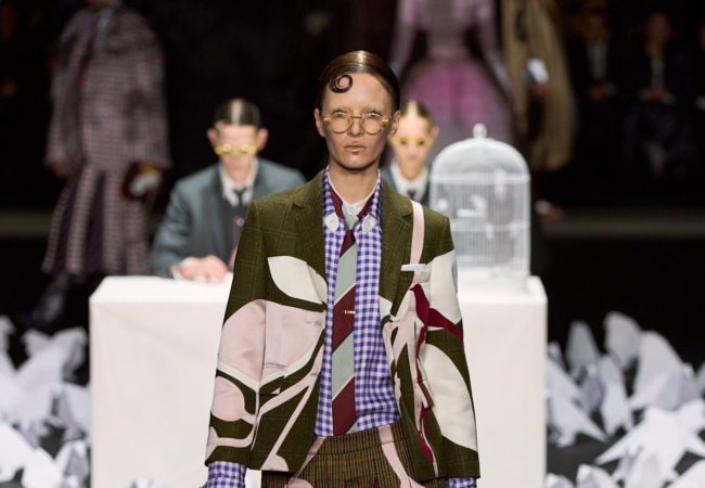 Thom Browne FW'25: Όγκοι που αποκτούν απροσδόκητες μορφές καθώς εμπνέονται από το πέταγμα των πουλιών