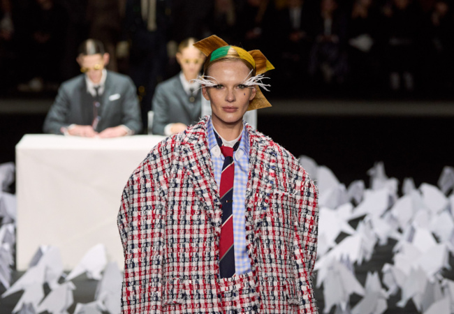 Thom Browne FW'25: Όγκοι που αποκτούν απροσδόκητες μορφές καθώς εμπνέονται από το πέταγμα των πουλιών