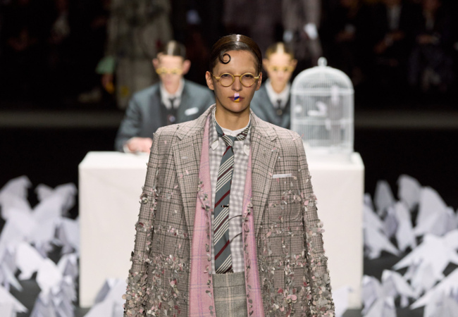 Thom Browne FW'25: Όγκοι που αποκτούν απροσδόκητες μορφές καθώς εμπνέονται από το πέταγμα των πουλιών