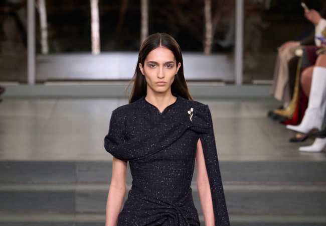 Tory Burch FW '25: Σε μια εποχή αβεβαιότητας η ανατροπή είναι το αντιστάθμισμα για ισορροπία