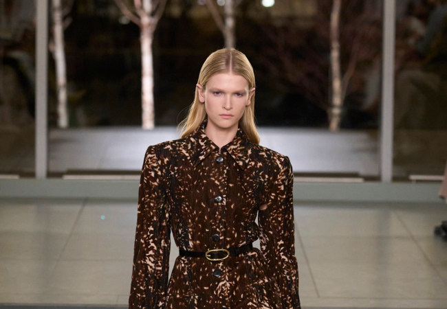 Tory Burch FW '25: Σε μια εποχή αβεβαιότητας η ανατροπή είναι το αντιστάθμισμα για ισορροπία