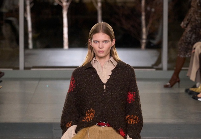 Tory Burch FW '25: Σε μια εποχή αβεβαιότητας η ανατροπή είναι το αντιστάθμισμα για ισορροπία