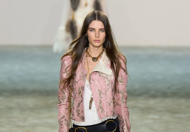 Chloé FW' 25: H εξερεύνηση της πολυπλοκότητας των αντιθέτων και των διαφορετικών πλευρών της γυναίκας