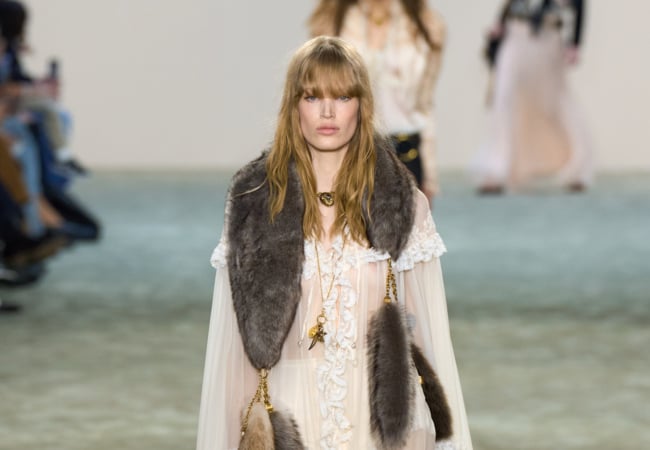 Chloé FW' 25: H εξερεύνηση της πολυπλοκότητας των αντιθέτων και των διαφορετικών πλευρών της γυναίκας