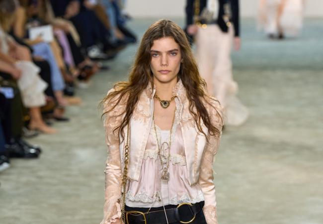 Chloé FW' 25: H εξερεύνηση της πολυπλοκότητας των αντιθέτων και των διαφορετικών πλευρών της γυναίκας