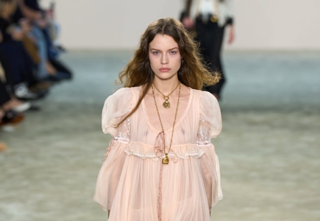 Chloé FW' 25: H εξερεύνηση της πολυπλοκότητας των αντιθέτων και των διαφορετικών πλευρών της γυναίκας