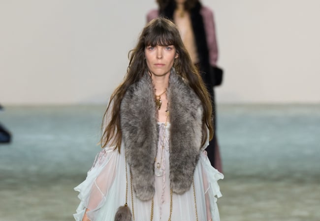 Chloé FW' 25: H εξερεύνηση της πολυπλοκότητας των αντιθέτων και των διαφορετικών πλευρών της γυναίκας