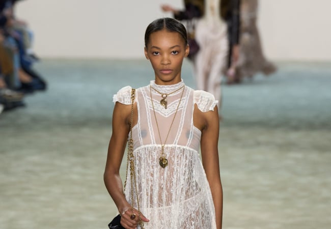 Chloé FW' 25: H εξερεύνηση της πολυπλοκότητας των αντιθέτων και των διαφορετικών πλευρών της γυναίκας