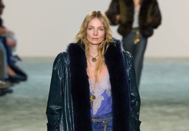 Chloé FW' 25: H εξερεύνηση της πολυπλοκότητας των αντιθέτων και των διαφορετικών πλευρών της γυναίκας