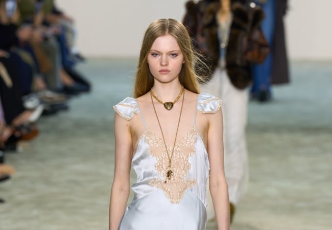 Chloé FW' 25: H εξερεύνηση της πολυπλοκότητας των αντιθέτων και των διαφορετικών πλευρών της γυναίκας