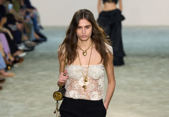 Chloé FW' 25: H εξερεύνηση της πολυπλοκότητας των αντιθέτων και των διαφορετικών πλευρών της γυναίκας