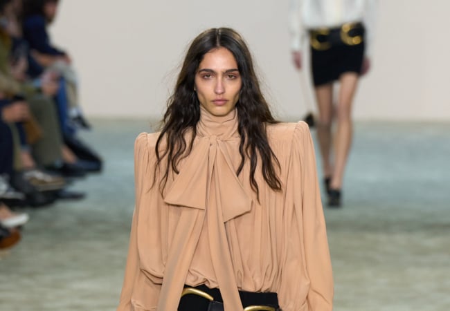 Chloé FW' 25: H εξερεύνηση της πολυπλοκότητας των αντιθέτων και των διαφορετικών πλευρών της γυναίκας