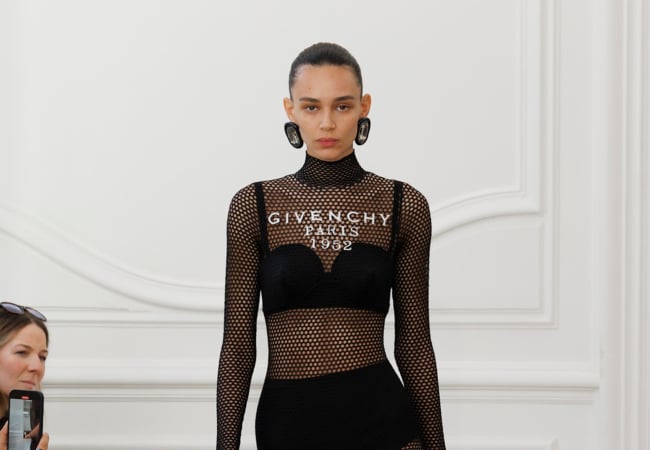 Givenchy FW '25: Ένα εκτυφλωτικό ντεμπούτο με ακριβείς σιλουέτες