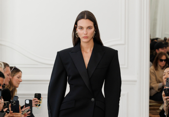 Givenchy FW '25: Ένα εκτυφλωτικό ντεμπούτο με ακριβείς σιλουέτες