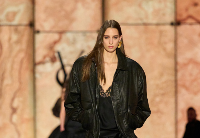 Saint Laurent FW '25: Μια νέα ερμηνεία της κληρονομιάς με μια δόση συναισθηματισμού